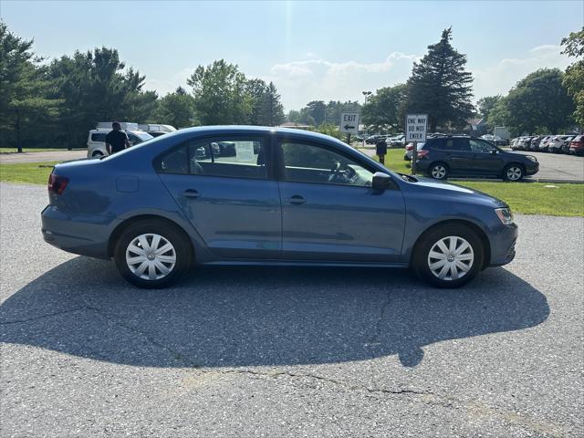 Photo of 2016 Silk Blue Metallic Volkswagen Jetta