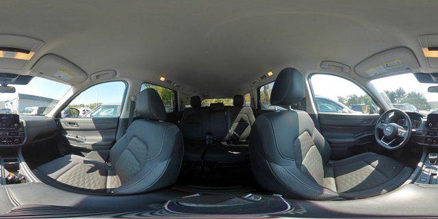 Photo of 2024 Brilliant Silver Metallic Nissan Pathfinder