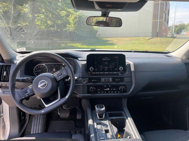 Photo of 2024 Brilliant Silver Metallic Nissan Pathfinder