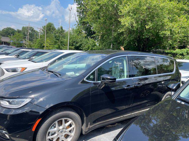 Photo of 2024 Diamond Black Crystal Pearlcoat Chrysler Pacifica
