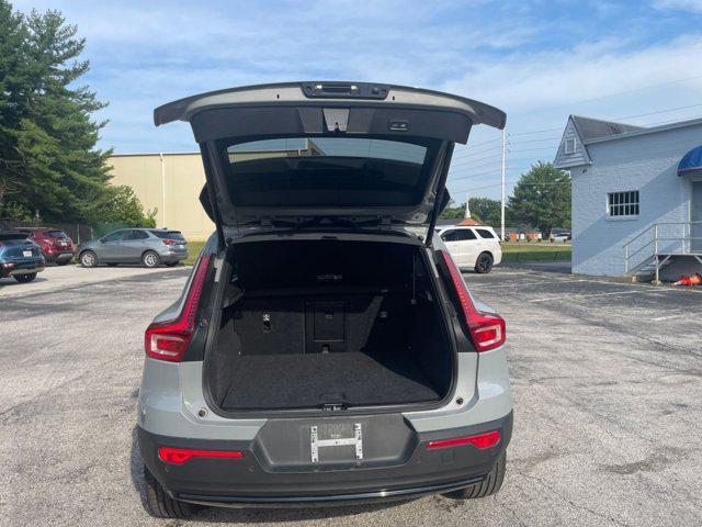 Photo of 2024 Gray Volvo XC40