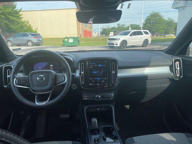 Photo of 2024 Gray Volvo XC40