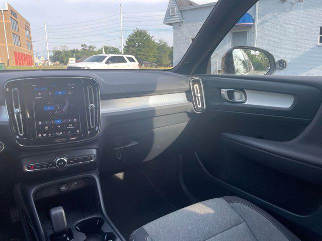 Photo of 2024 Gray Volvo XC40