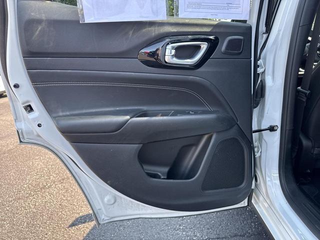 Photo of 2023 Bright White Clearcoat Jeep Compass