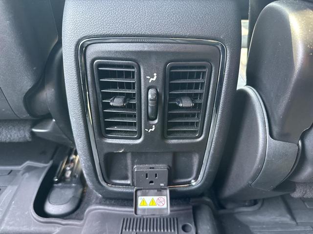 Photo of 2020 Bright White Clearcoat Jeep Grand Cherokee