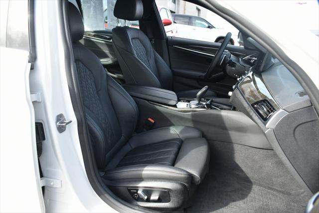 Photo of 2022 Alpine White BMW 530