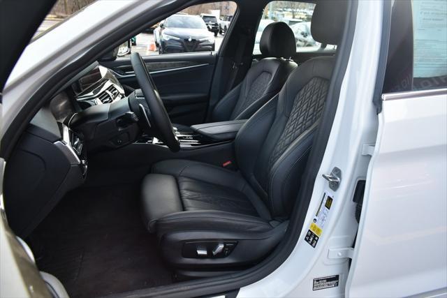 Photo of 2022 Alpine White BMW 530