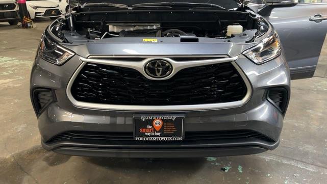 Photo of 2023 Magnetic Gray Metallic Toyota Highlander