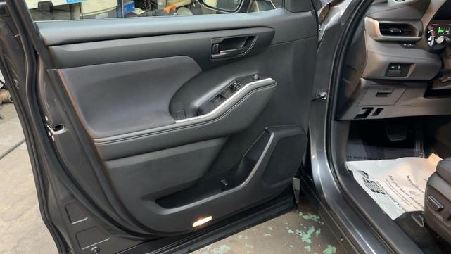 Photo of 2023 Magnetic Gray Metallic Toyota Highlander