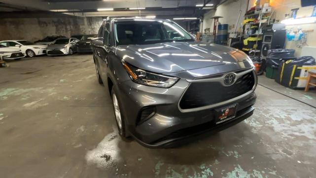 Photo of 2023 Magnetic Gray Metallic Toyota Highlander