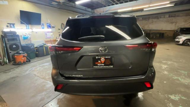 Photo of 2023 Magnetic Gray Metallic Toyota Highlander