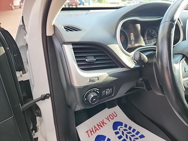 Photo of 2017 Bright White Clearcoat Jeep Cherokee