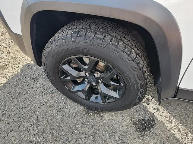 Photo of 2017 Bright White Clearcoat Jeep Cherokee