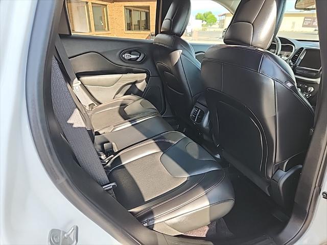 Photo of 2017 Bright White Clearcoat Jeep Cherokee
