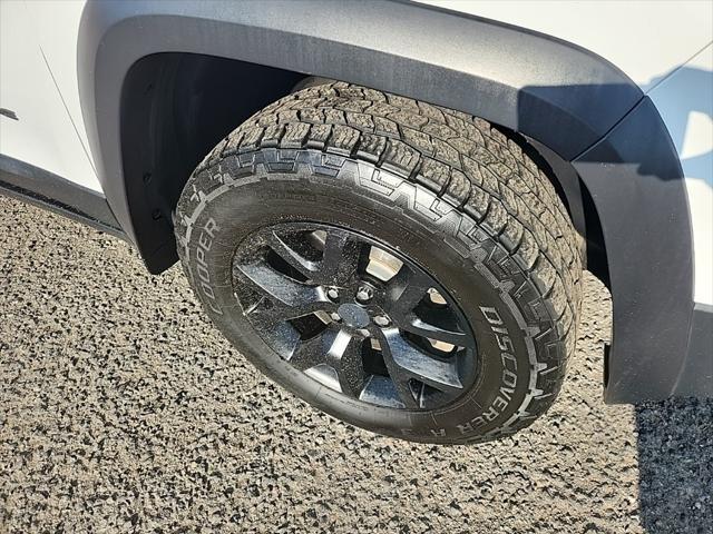 Photo of 2017 Bright White Clearcoat Jeep Cherokee