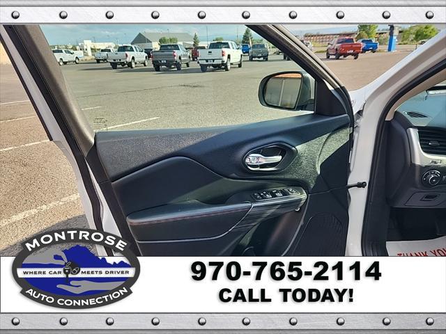 Photo of 2017 Bright White Clearcoat Jeep Cherokee