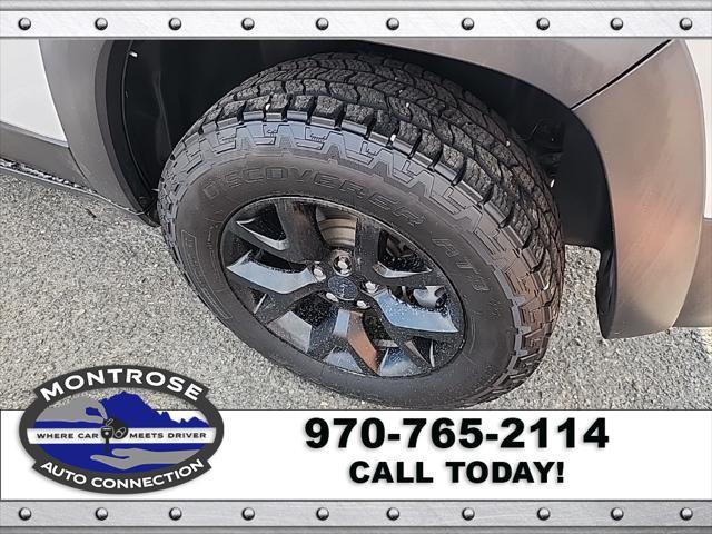 Photo of 2017 Bright White Clearcoat Jeep Cherokee