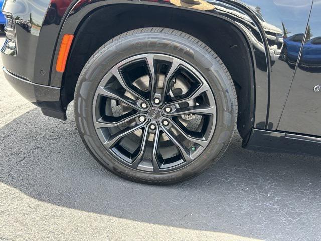 Photo of 2024 Diamond Black Crystal Pearlcoat Jeep Grand Wagoneer L