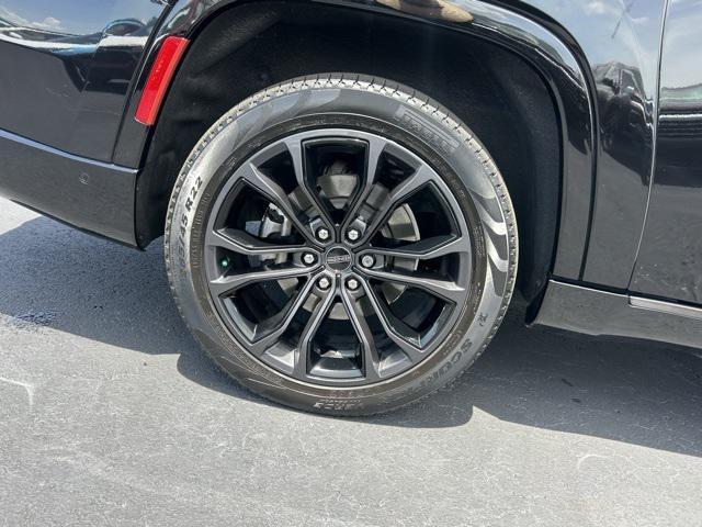 Photo of 2024 Diamond Black Crystal Pearlcoat Jeep Grand Wagoneer L