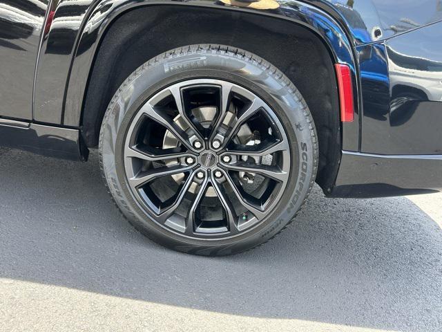 Photo of 2024 Diamond Black Crystal Pearlcoat Jeep Grand Wagoneer L
