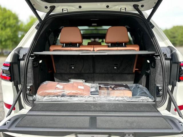 Photo of 2026 Alpine White BMW X7