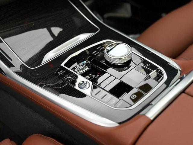 Photo of 2026 Alpine White BMW X7