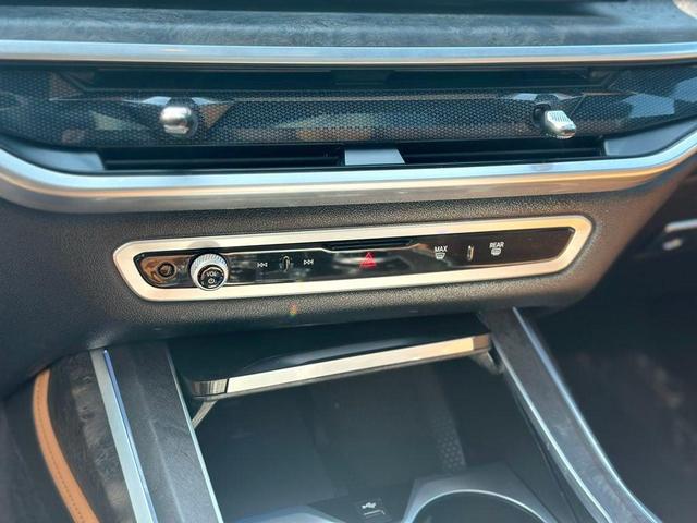 Photo of 2024 Mineral White Metallic BMW X7