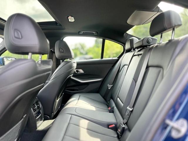 Photo of 2023 Phytonic Blue Metallic BMW 330