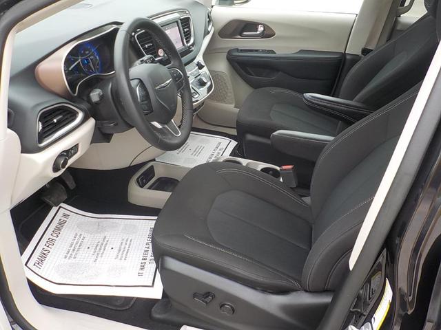 Photo of 2023 Black Chrysler Voyager