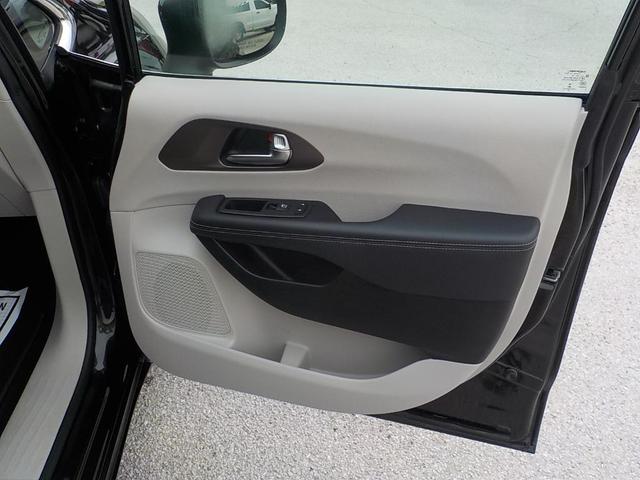 Photo of 2023 Black Chrysler Voyager