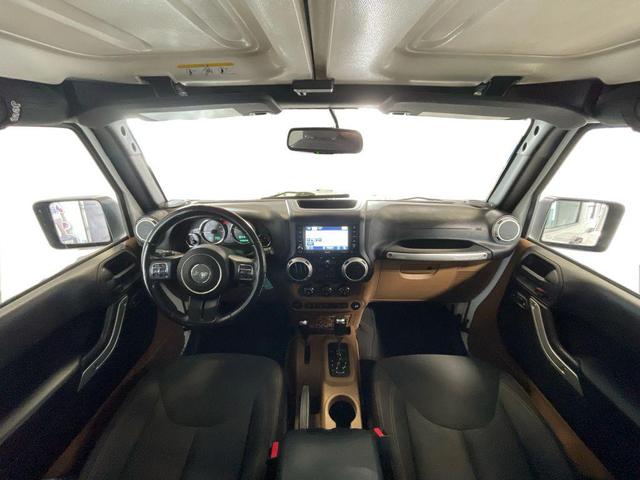 Photo of 2015 Bright White Jeep Wrangler Unlimited