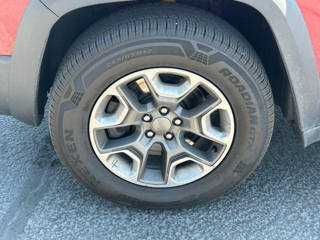 Photo of 2019 Velvet Red Pearlcoat Jeep Cherokee