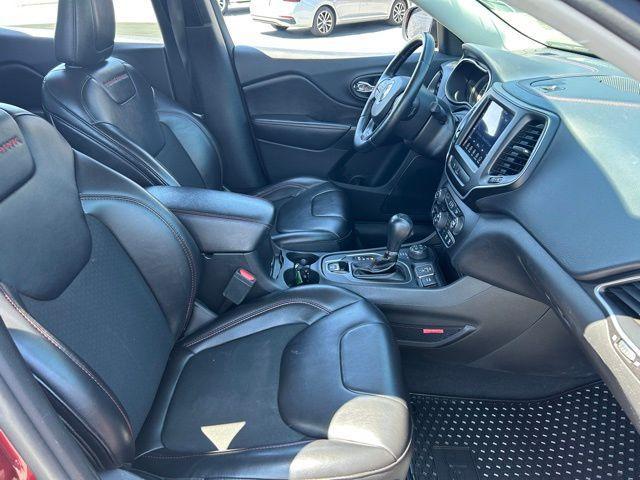 Photo of 2019 Velvet Red Pearlcoat Jeep Cherokee