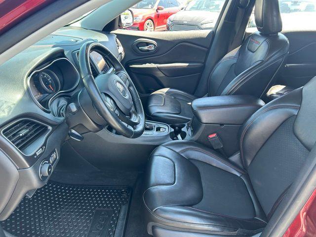 Photo of 2019 Velvet Red Pearlcoat Jeep Cherokee