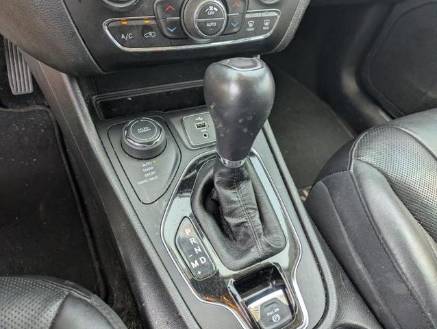 Photo of 2019 Bright White Clearcoat Jeep Cherokee