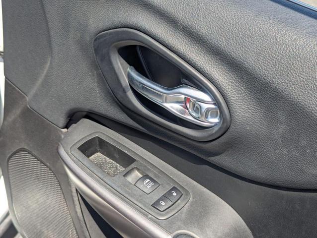 Photo of 2019 Bright White Clearcoat Jeep Cherokee