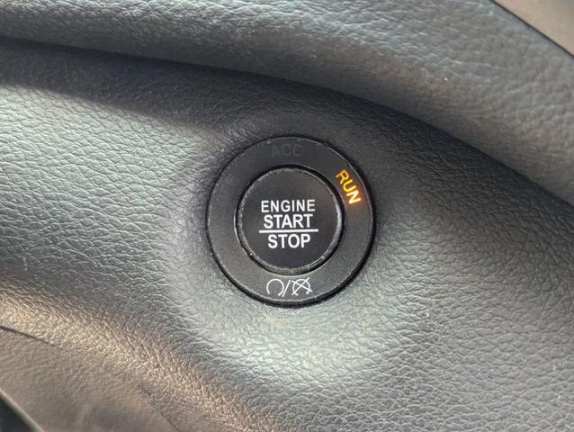 Photo of 2019 Bright White Clearcoat Jeep Cherokee