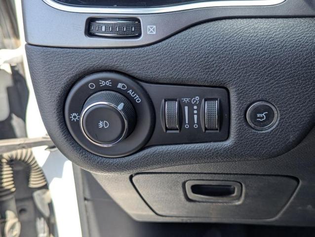 Photo of 2019 Bright White Clearcoat Jeep Cherokee