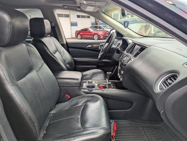 Photo of 2013 Super Black Nissan Pathfinder