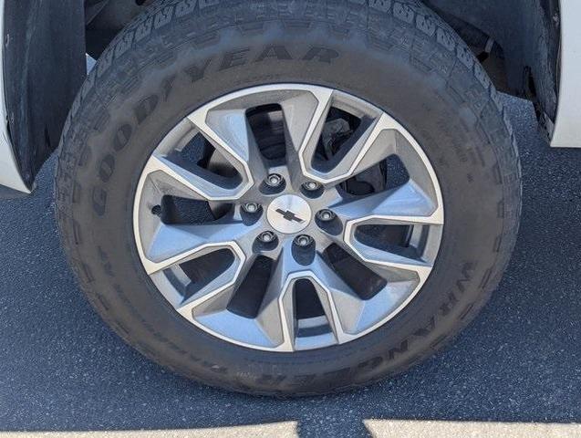Photo of 2014 Summit White Chevrolet Suburban