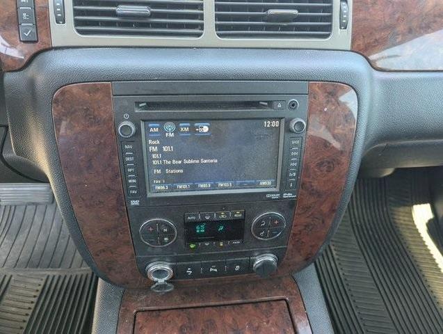 Photo of 2014 Summit White Chevrolet Suburban