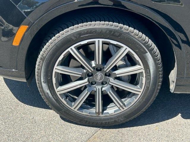 Photo of 2017 Night Black Audi Q7