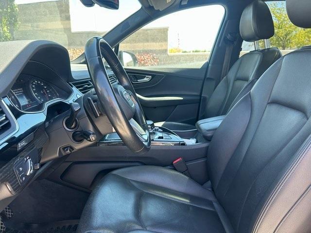 Photo of 2017 Night Black Audi Q7