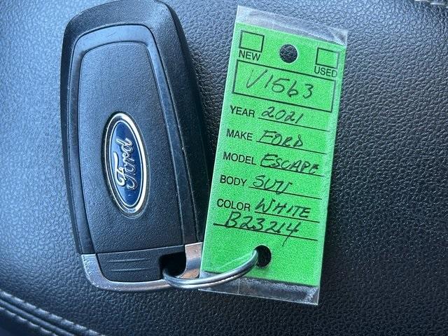 Photo of 2021 Oxford White Ford Escape