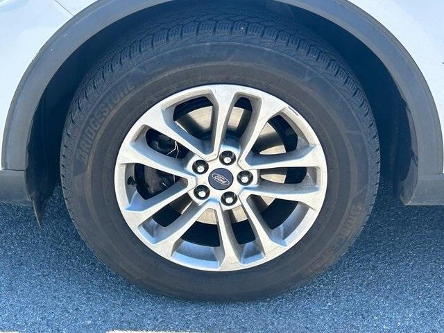 Photo of 2021 Oxford White Ford Escape