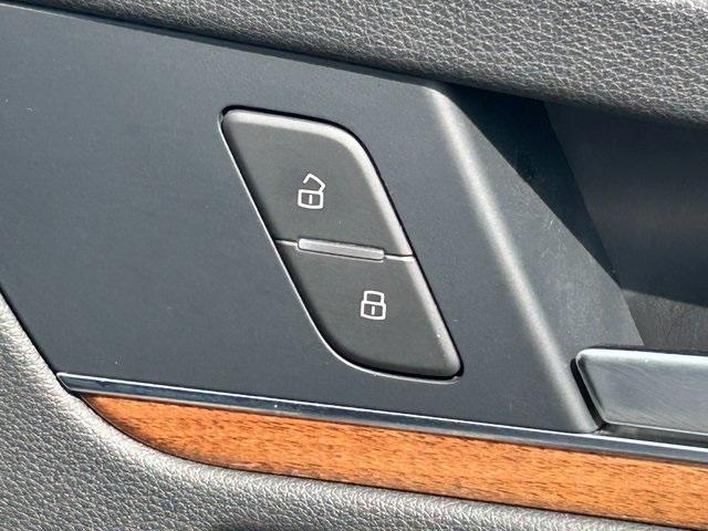 Photo of 2023 Ibis White Audi Q5
