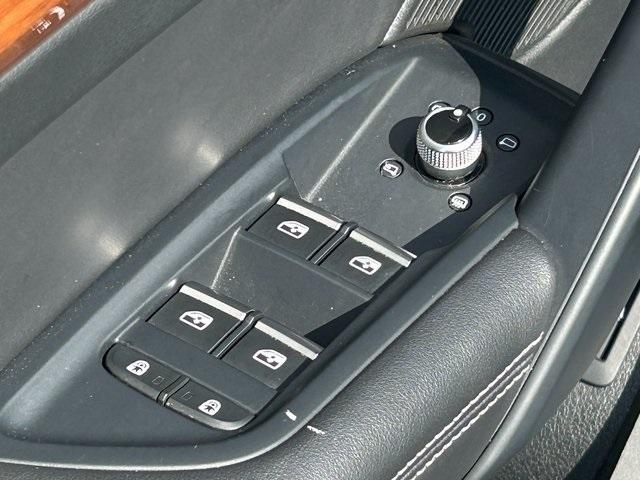 Photo of 2023 Ibis White Audi Q5