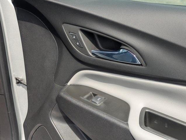 Photo of 2022 Silver Ice Metallic Chevrolet Equinox