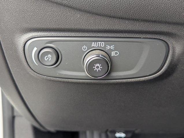 Photo of 2022 Silver Ice Metallic Chevrolet Equinox