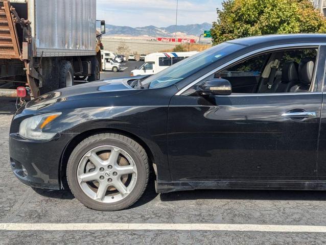 Photo of 2014 Super Black Nissan Maxima